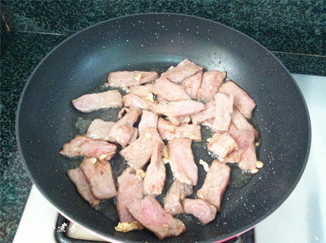 Steps for Cooking Beef Stir-Fried with Lettuce