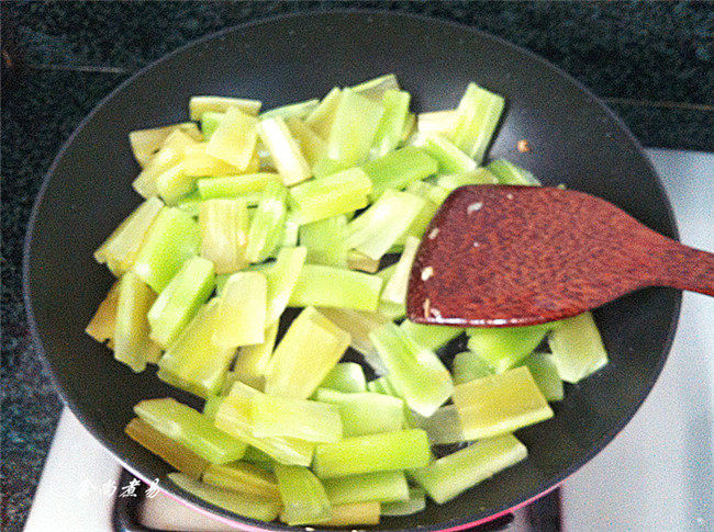 Steps for Cooking Beef Stir-Fried with Lettuce