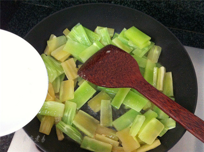 Steps for Cooking Beef Stir-Fried with Lettuce