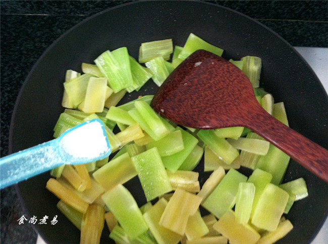 Steps for Cooking Beef Stir-Fried with Lettuce