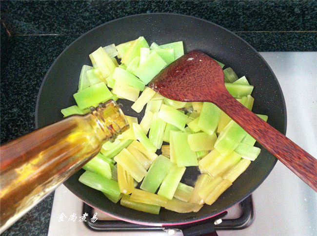 Steps for Cooking Beef Stir-Fried with Lettuce