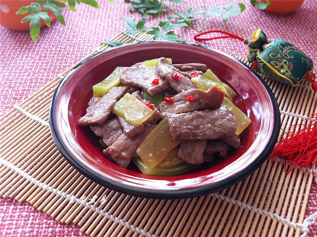 Beef Stir-Fried with Lettuce