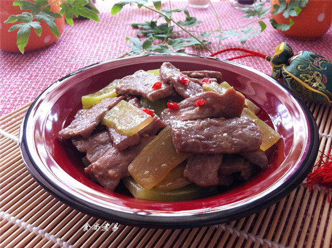 Beef Stir-Fried with Lettuce