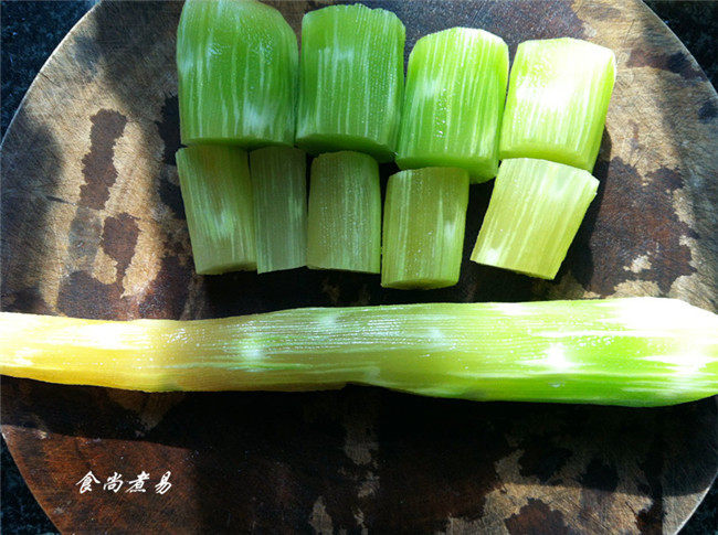 Steps for Cooking Beef Stir-Fried with Lettuce