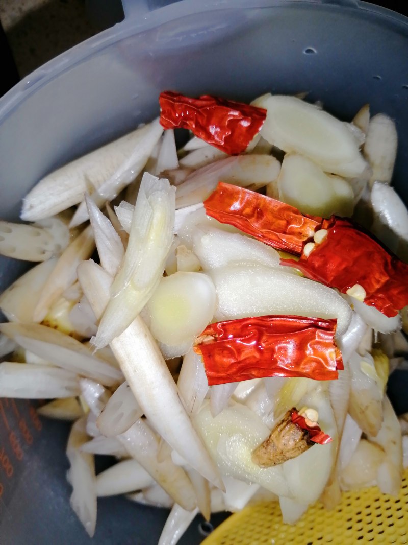 Steps for Cooking Sour and Spicy Lotus Root and Pea Pod