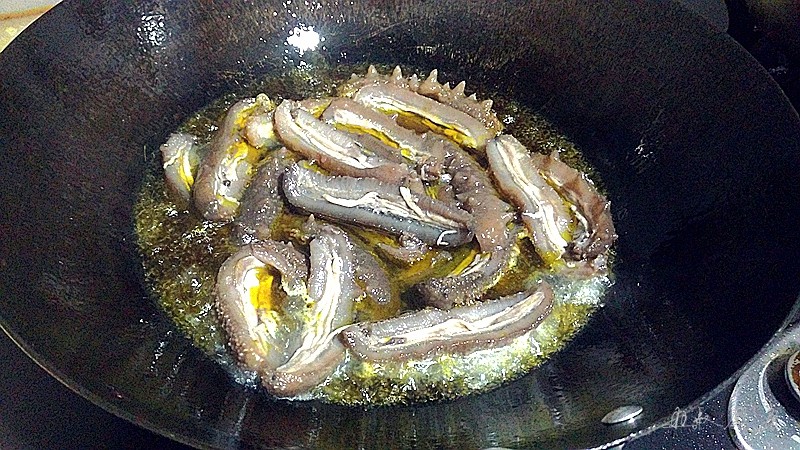 Steps for Making Scallion Oil Sea Cucumber