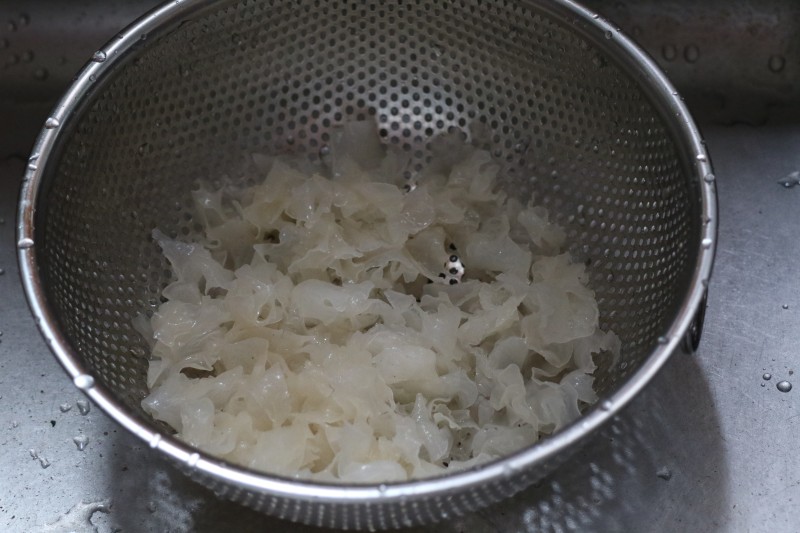 Steps for Making Peach Gum and Tremella Soup