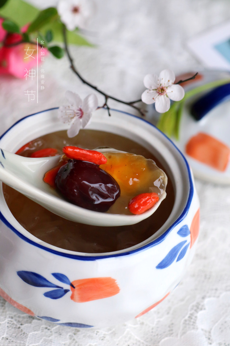 Steps for Making Peach Gum and Tremella Soup