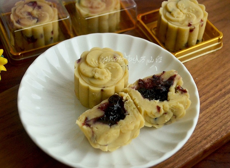 Steps for Making Blueberry Mung Bean Cake