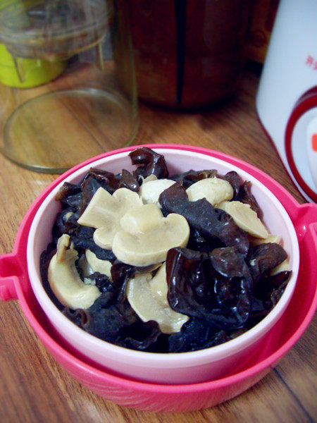 Stir-Fried Black Fungus and Mushroom