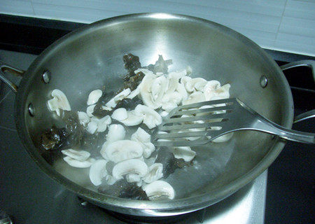 Steps for Stir-Fried Black Fungus and Mushroom