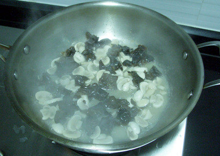 Steps for Stir-Fried Black Fungus and Mushroom