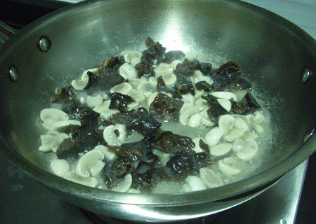 Steps for Stir-Fried Black Fungus and Mushroom