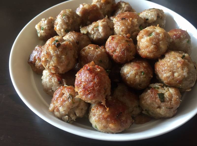 Steps for Making Pan-Fried Pork and Chinese Yam Meatballs