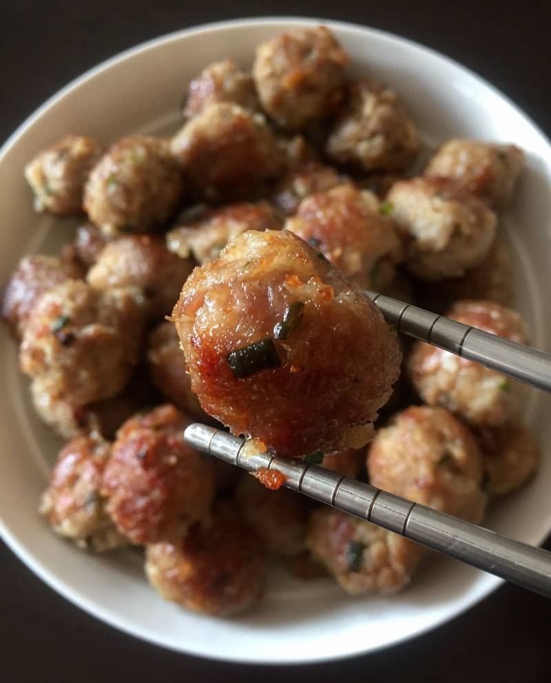 Steps for Making Pan-Fried Pork and Chinese Yam Meatballs