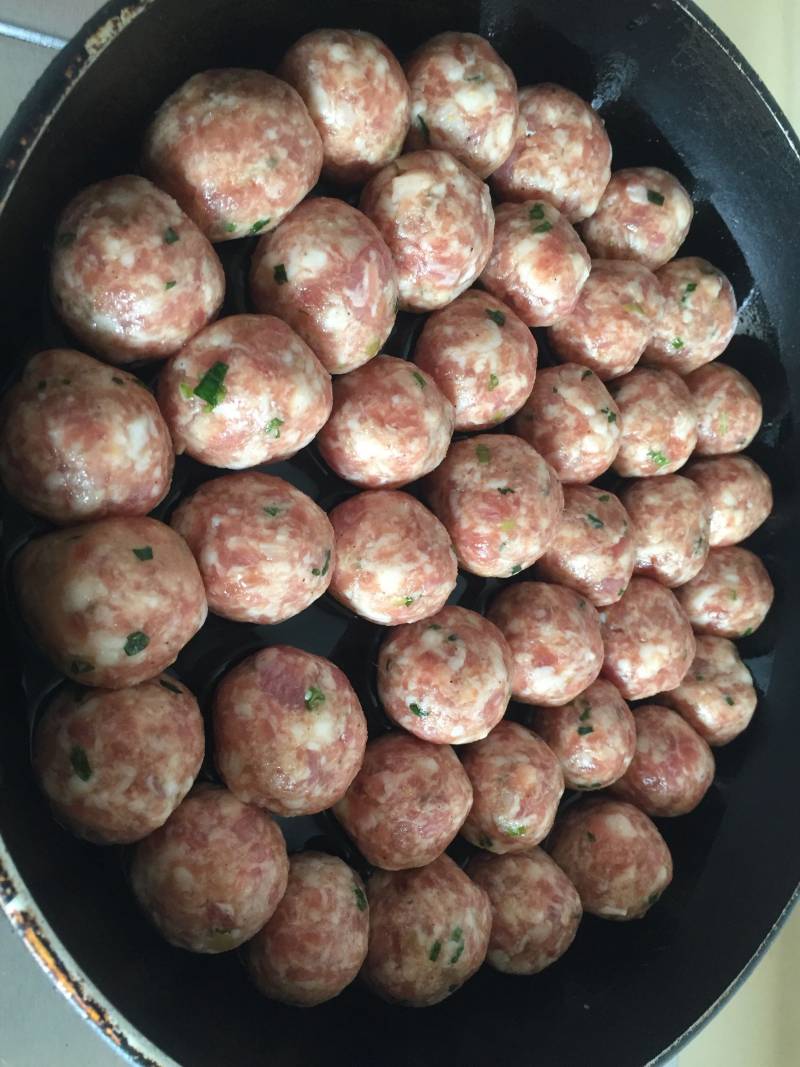 Steps for Making Pan-Fried Pork and Chinese Yam Meatballs