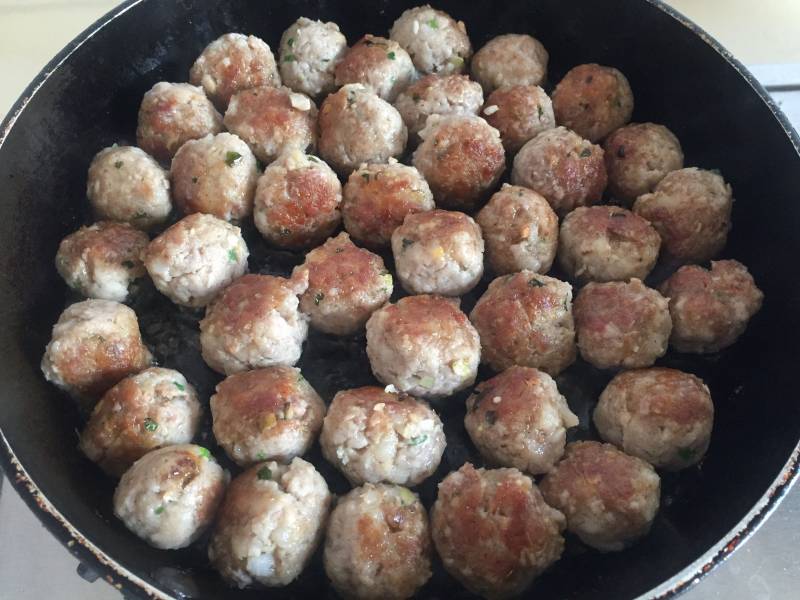 Steps for Making Pan-Fried Pork and Chinese Yam Meatballs