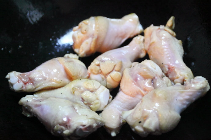 Steps for Making White Radish Stewed Chicken Thighs