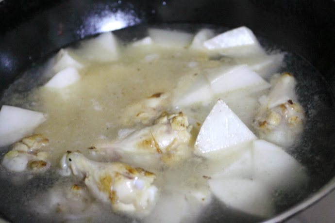 Steps for Making White Radish Stewed Chicken Thighs