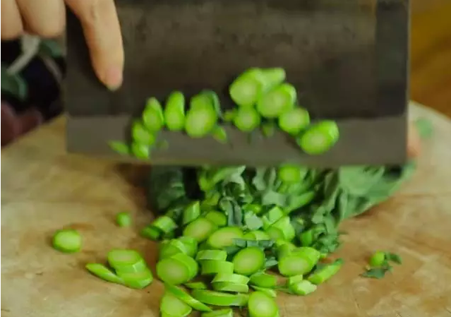 Steps for Cooking Beef and Chinese Broccoli Stir-Fried Rice Noodles with Satay Sauce