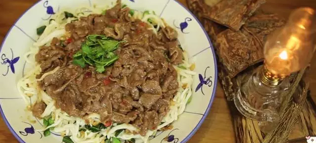 Steps for Cooking Beef and Chinese Broccoli Stir-Fried Rice Noodles with Satay Sauce