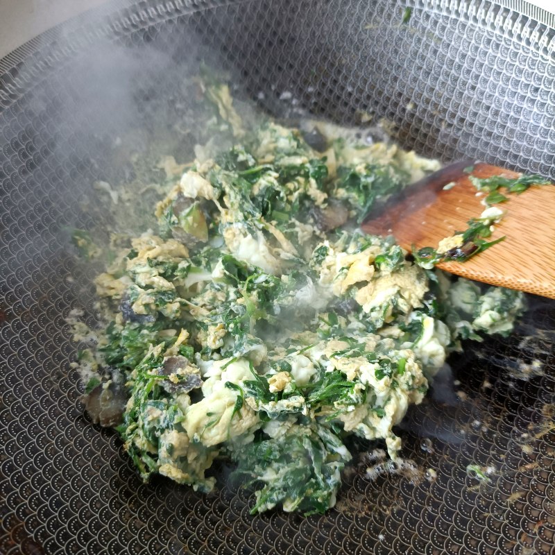 Steps for Making Chicken Gizzard Herb Sea Cucumber Scrambled Eggs