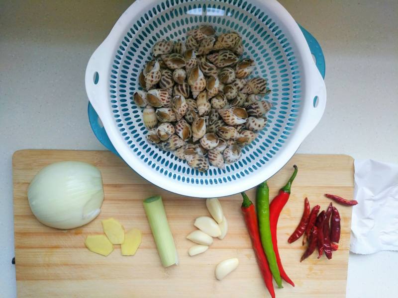 Steps for Making Spicy Stir-Fried Whelk