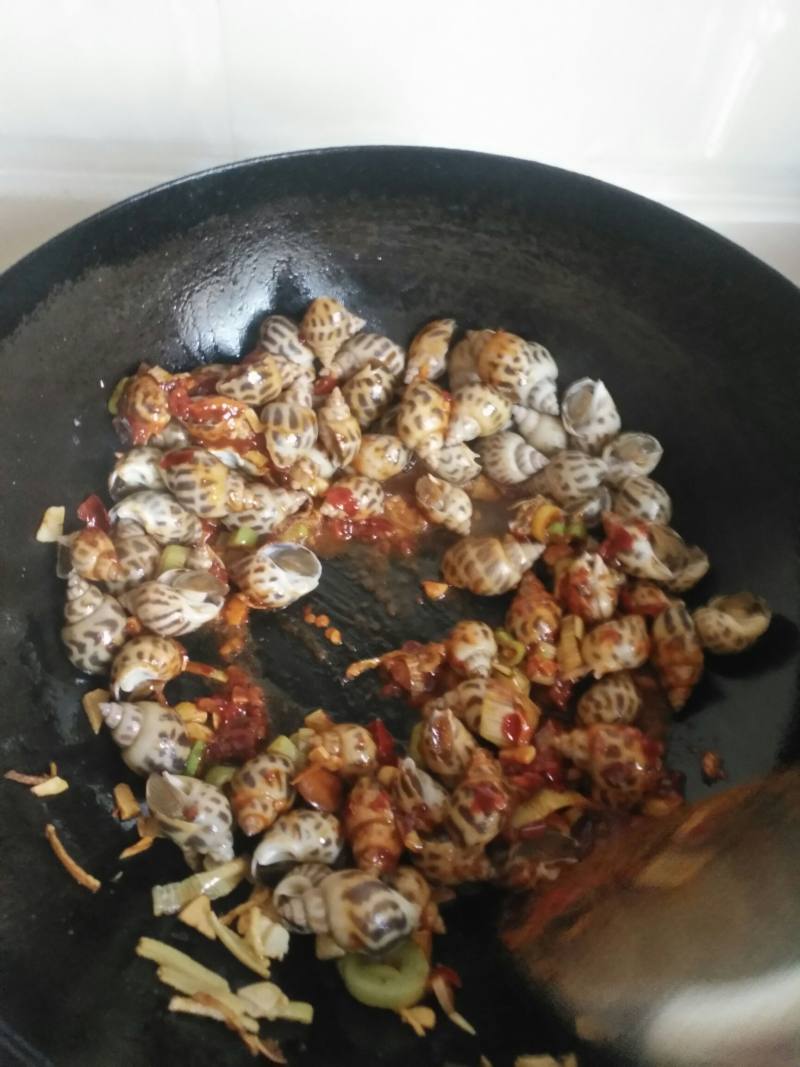 Steps for Making Spicy Stir-Fried Whelk