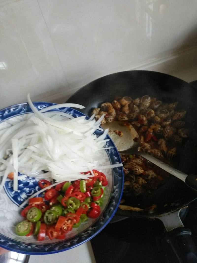 Steps for Making Spicy Stir-Fried Whelk