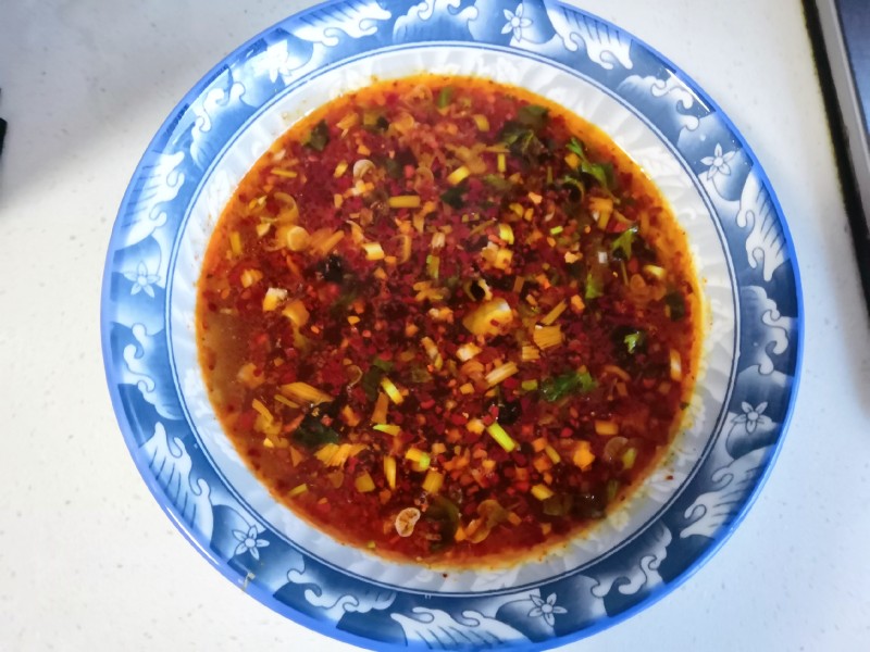 How to Make Delicious and Spicy Red Oil and Vinegar Sauce for Soup