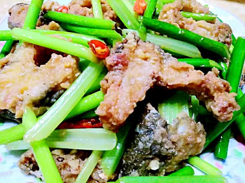 Stir-fried Fish with Celery and Garlic