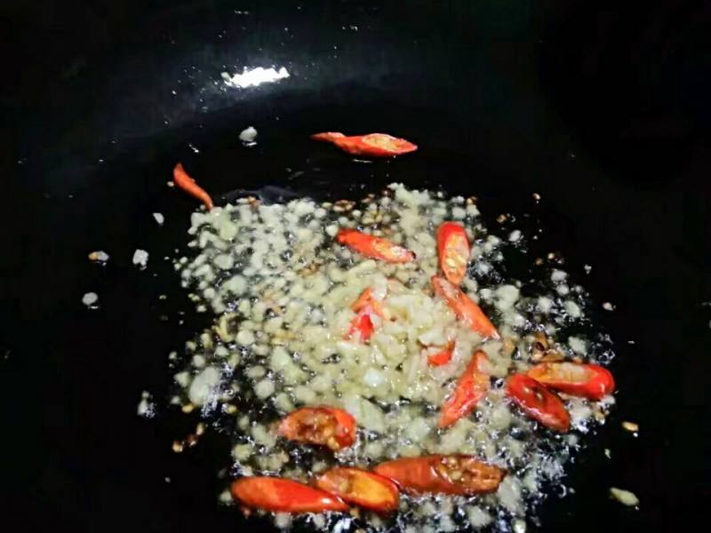 Steps for Cooking Stir-fried Fish with Celery and Garlic