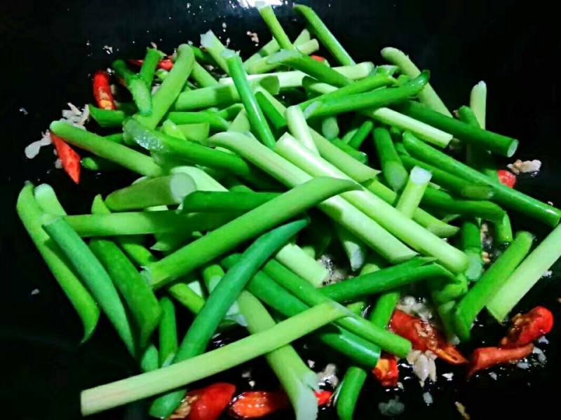 Steps for Cooking Stir-fried Fish with Celery and Garlic