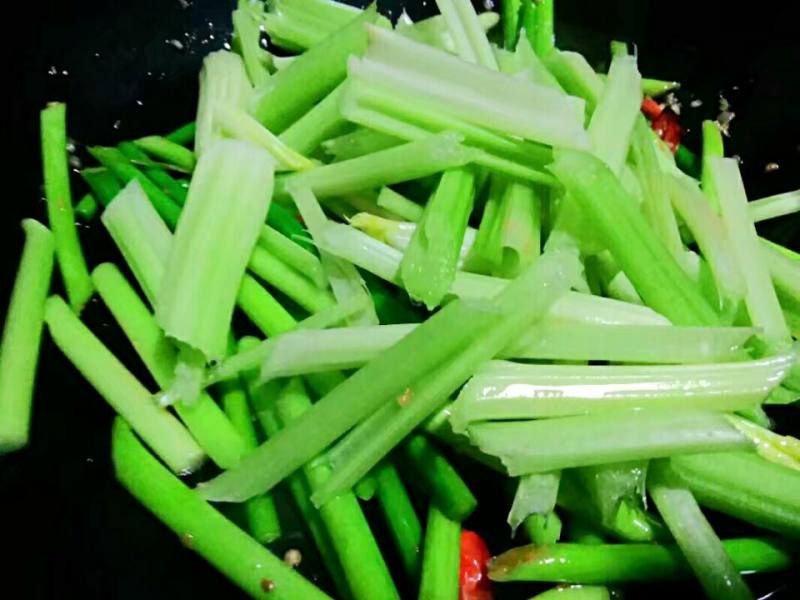 Steps for Cooking Stir-fried Fish with Celery and Garlic