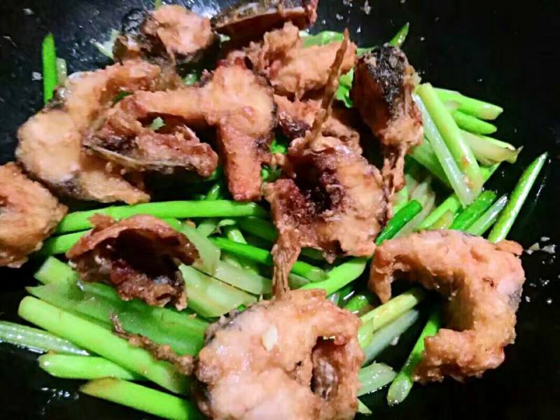 Steps for Cooking Stir-fried Fish with Celery and Garlic