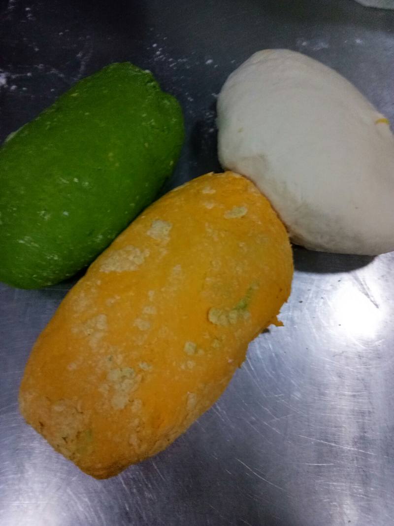 Steps for Making Three-color Steamed Buns