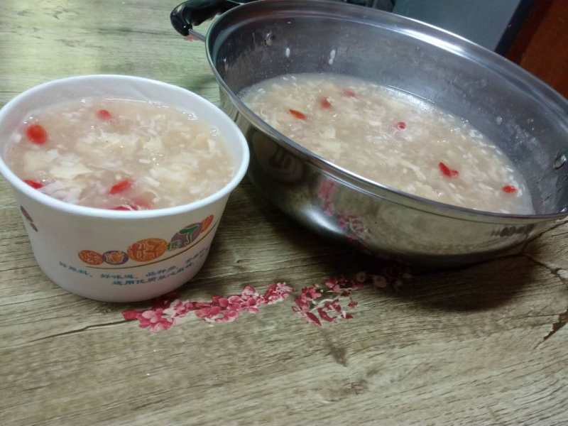 Steps for Cooking Red Sugar Goji Berry Egg Lees Soup