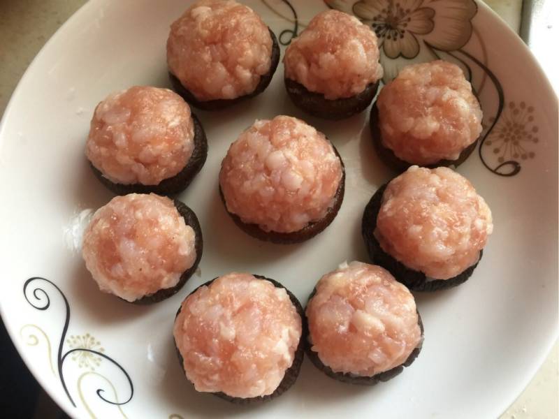 Steps for Making Stuffed Flower Mushrooms with Phosphorus Shrimp Meat