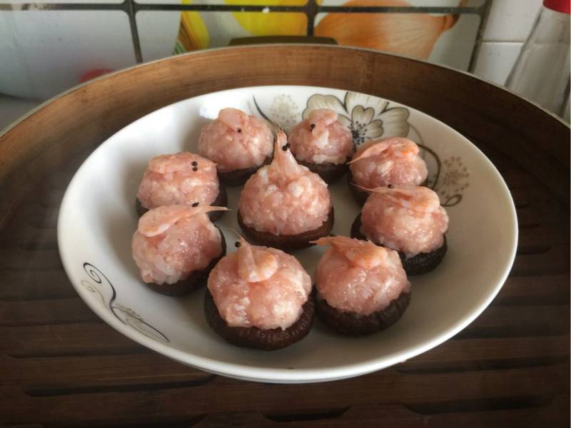 Steps for Making Stuffed Flower Mushrooms with Phosphorus Shrimp Meat