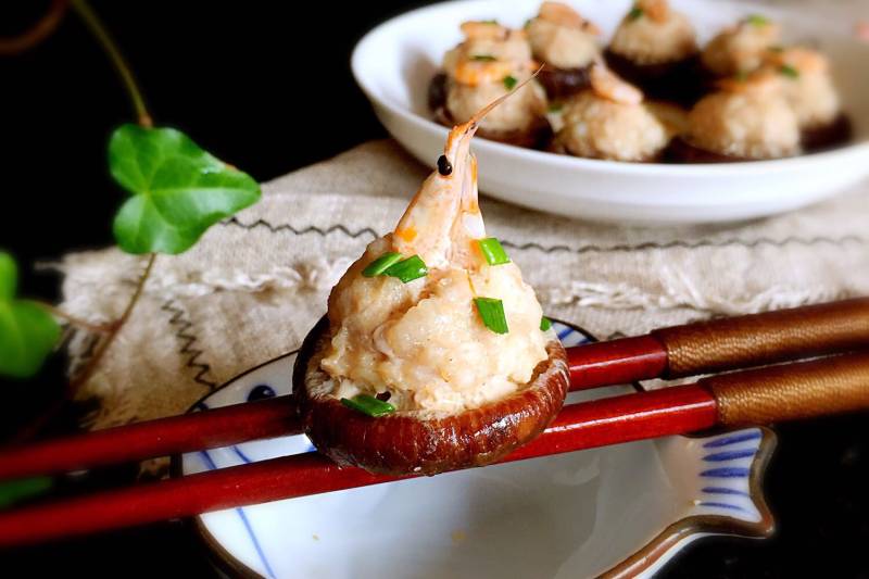 Steps for Making Stuffed Flower Mushrooms with Phosphorus Shrimp Meat