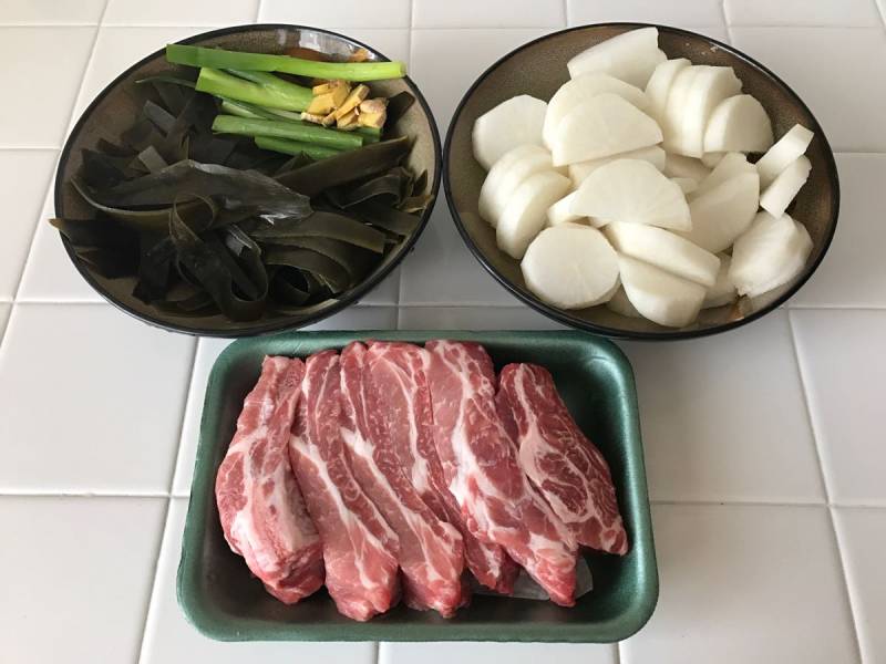 Steps for Making Kelp Radish Pork Rib Soup