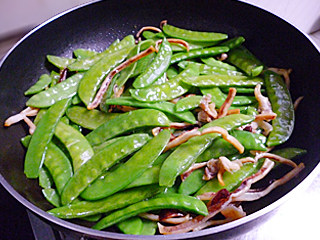 Step-by-Step Instructions for Sautéed Dried Squid with Snow Peas