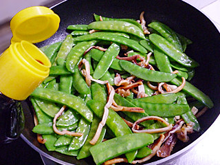 Step-by-Step Instructions for Sautéed Dried Squid with Snow Peas