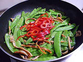 Step-by-Step Instructions for Sautéed Dried Squid with Snow Peas