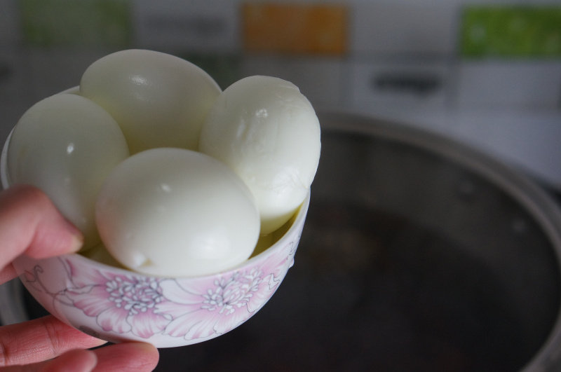 Steps for Cooking Dried Bean Curd, Egg, and Braised Duck Tongue