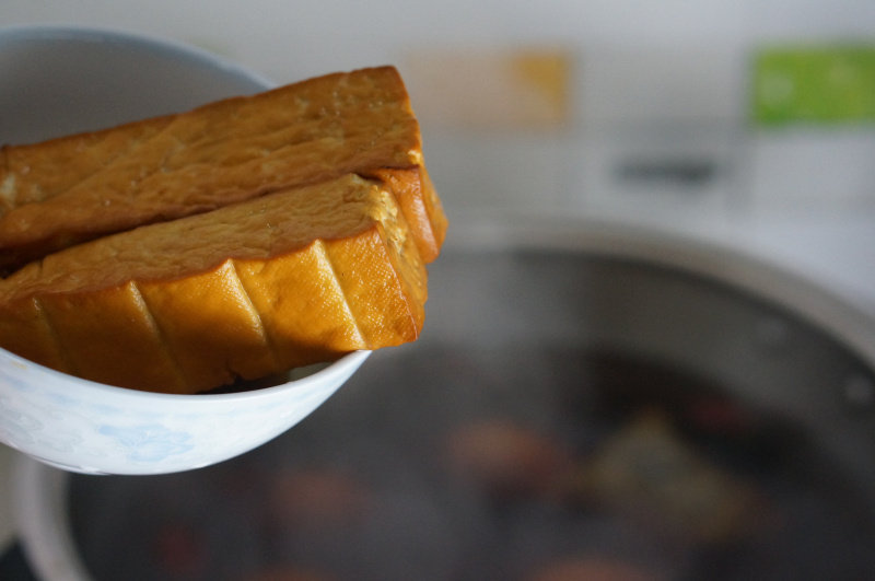 Steps for Cooking Dried Bean Curd, Egg, and Braised Duck Tongue