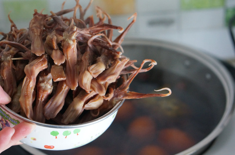 Steps for Cooking Dried Bean Curd, Egg, and Braised Duck Tongue