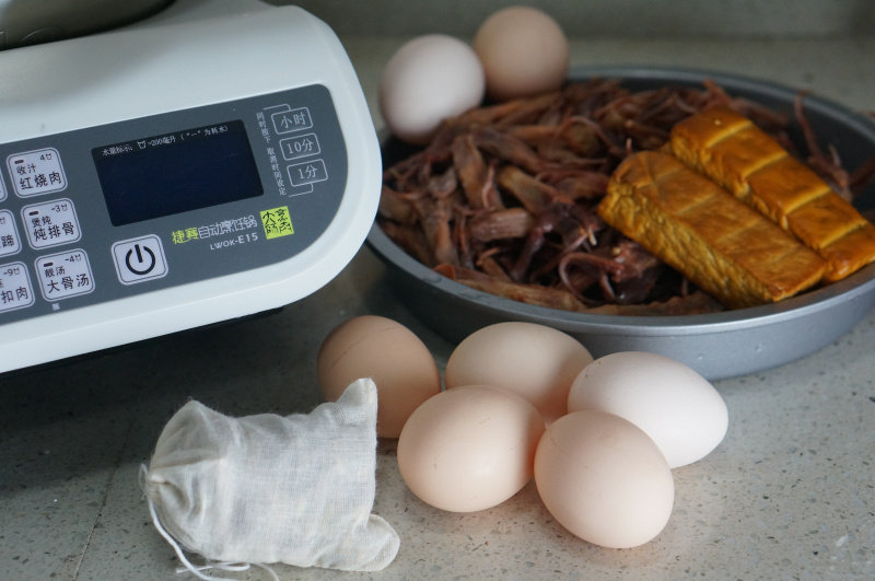 Steps for Cooking Dried Bean Curd, Egg, and Braised Duck Tongue