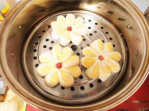 Steps to Make Pumpkin Flower Steamed Buns