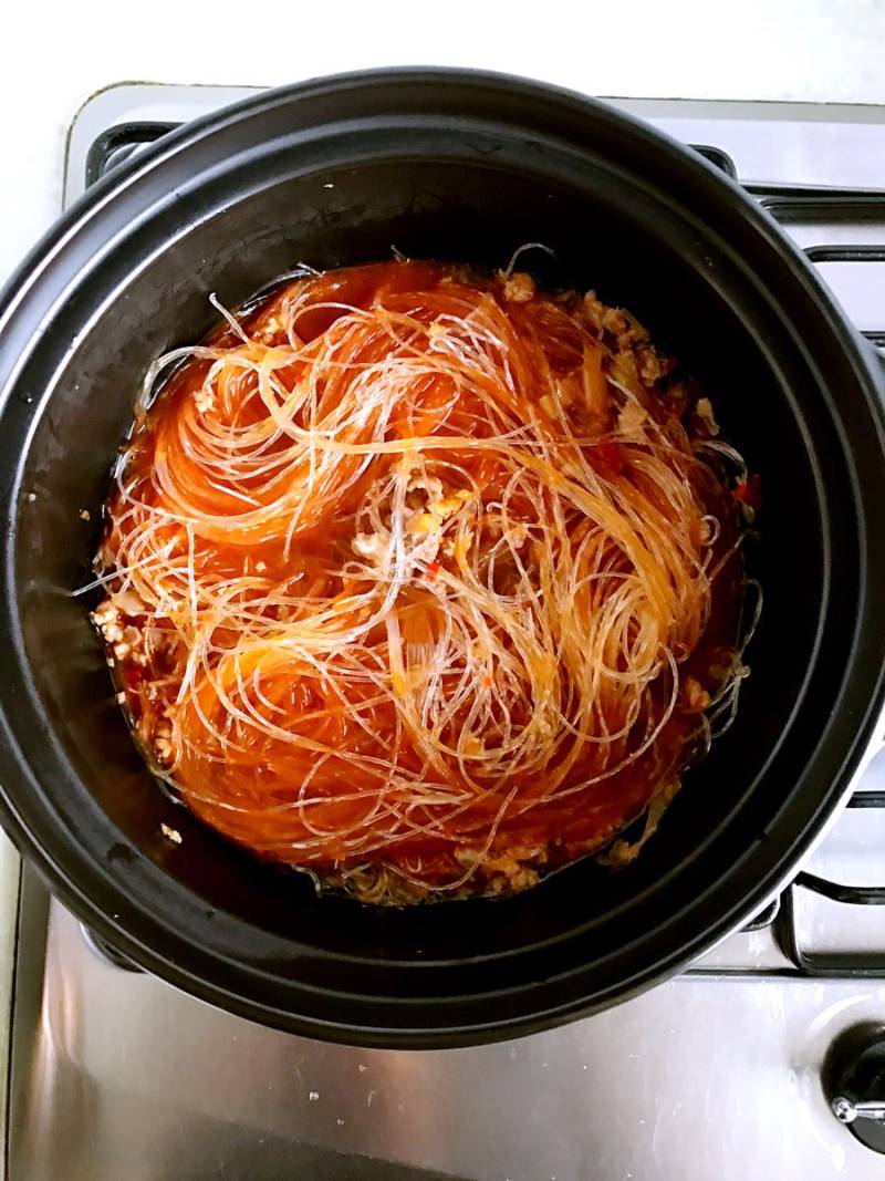 Steps for Making Shrimp and Vermicelli Clay Pot